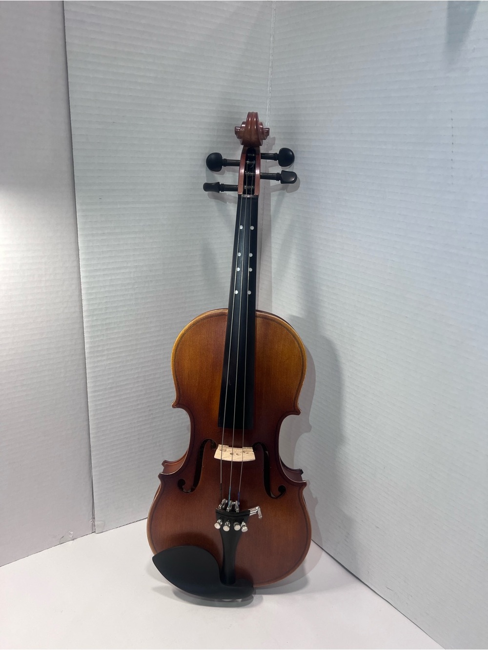 Classic Brown Full-Size Violin with Ebony Fingerboard and Chinrest